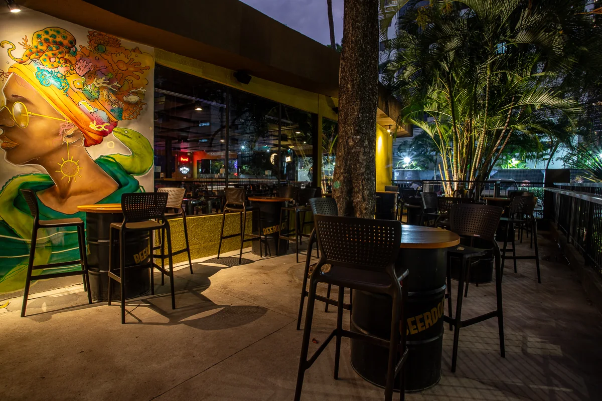 Área externa arborizada do BeerDock